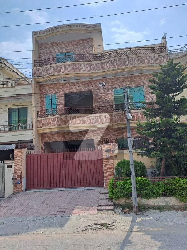 پی ڈبلیو ڈی ہاؤسنگ سکیم اسلام آباد میں 7 کمروں کا 9 مرلہ مکان 3.25 کروڑ میں برائے فروخت۔