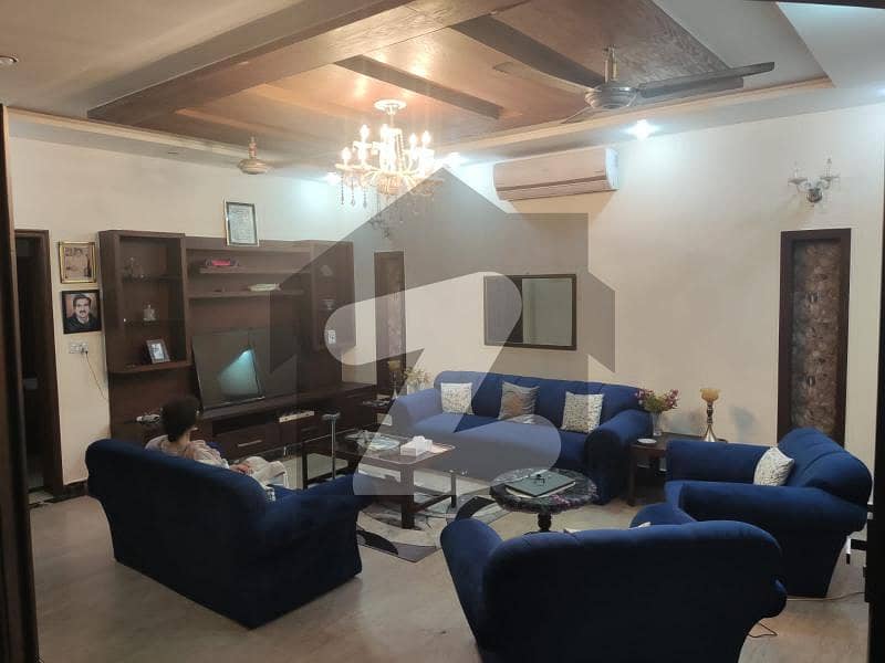 طارق گارڈنز ۔ بلاک اے طارق گارڈنز لاہور میں 5 کمروں کا 10 مرلہ مکان 3.15 کروڑ میں برائے فروخت۔