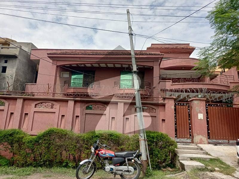 گلریز ہاؤسنگ سوسائٹی فیز 4 گلریز ہاؤسنگ سکیم راولپنڈی میں 8 کمروں کا 1 کنال مکان 5 کروڑ میں برائے فروخت۔