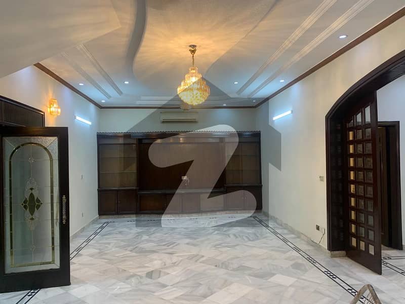 ریوینیو سوسائٹی لاہور میں 5 کمروں کا 18 مرلہ مکان 5.25 کروڑ میں برائے فروخت۔