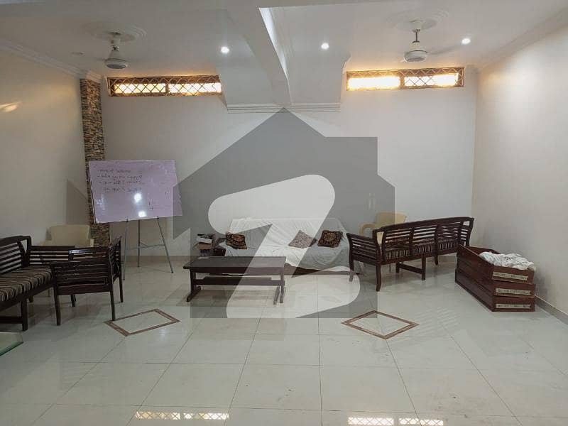 ڈی ایچ اے فیز 7 ایکسٹینشن ڈی ایچ اے ڈیفینس کراچی میں 8 مرلہ دفتر 1.6 لاکھ میں کرایہ پر دستیاب ہے۔