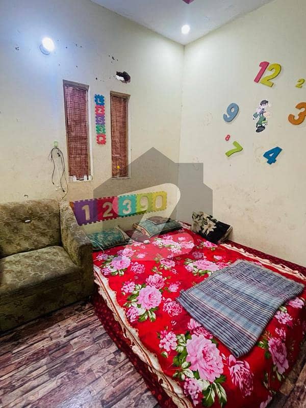اچھرہ لاہور میں 1 کمرے کا 1 مرلہ کمرہ 4 ہزار میں کرایہ پر دستیاب ہے۔