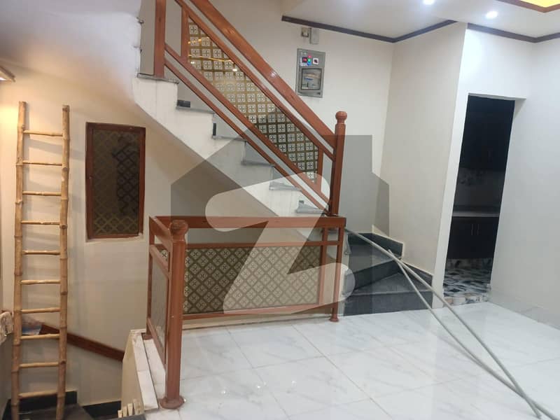 گلبرگ پشاور میں 5 کمروں کا 4 مرلہ مکان 1.8 کروڑ میں برائے فروخت۔