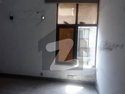 Jail Road Facing 1400 Sqft Flat For Rent In Gulberg Original Pictures Attached