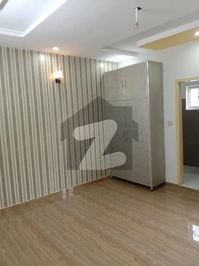 پی آئی اے ہاؤسنگ سکیم ۔ بلاک بی1 پی آئی اے ہاؤسنگ سکیم لاہور میں 5 کمروں کا 10 مرلہ مکان 3 کروڑ میں برائے فروخت۔