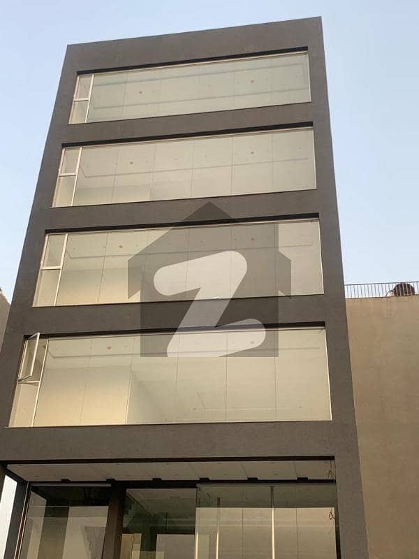 ڈی ایچ اے فیز 8 ڈیفنس (ڈی ایچ اے) لاہور میں 8 مرلہ Studio دفتر 1.5 لاکھ میں کرایہ پر دستیاب ہے۔