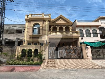 Allama Iqbal Town - Zeenat Block 10 Marla House Up For sale