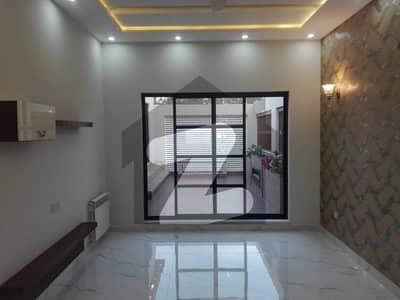 بحریہ ٹاؤن سیکٹر B بحریہ ٹاؤن لاہور میں 5 کمروں کا 1 کنال مکان 6 کروڑ میں برائے فروخت۔
