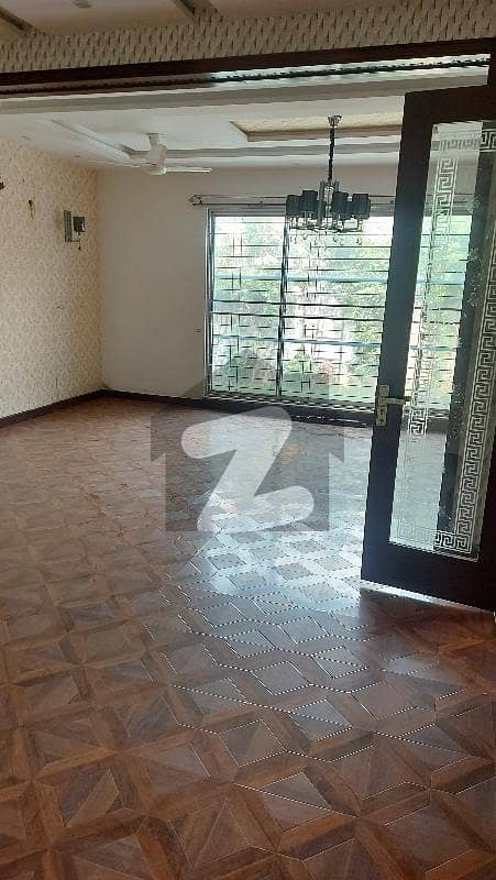 ویلینشیاء ہاؤسنگ سوسائٹی لاہور میں 6 کمروں کا 1 کنال مکان 1.75 لاکھ میں کرایہ پر دستیاب ہے۔