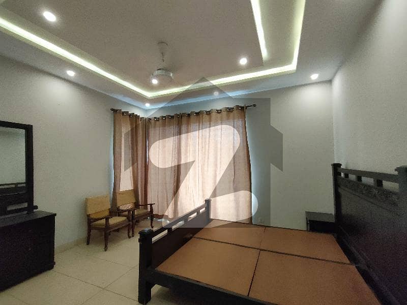 عابد مجید روڈ کینٹ لاہور میں 5 کمروں کا 1.35 کنال مکان 10.75 کروڑ میں برائے فروخت۔