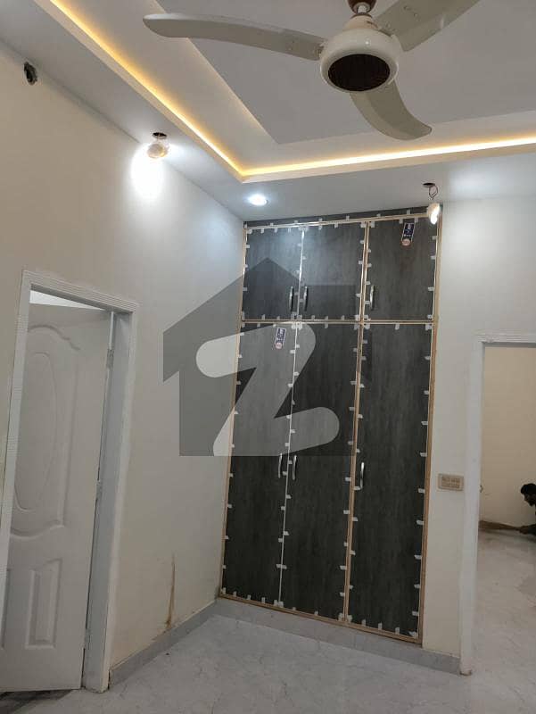 لارنس روڈ لاہور میں 2 کمروں کا 4 مرلہ فلیٹ 1.1 کروڑ میں برائے فروخت۔