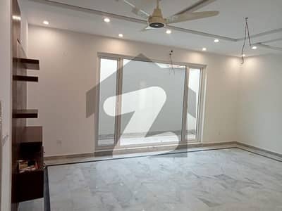 ڈی ایچ اے فیز 8 - بلاک ایس فیز 8 ڈیفنس (ڈی ایچ اے) لاہور میں 8 کمروں کا 1 کنال مکان 3.6 لاکھ میں کرایہ پر دستیاب ہے۔