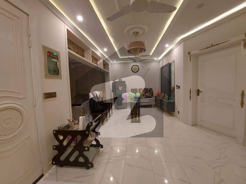 ویلینشیاء ۔ بلاک پی1 ویلینشیاء ہاؤسنگ سوسائٹی لاہور میں 3 کمروں کا 6 مرلہ مکان 2.25 کروڑ میں برائے فروخت۔