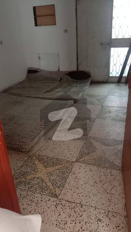 10 Marla Portion For Rent In Hunza Block Near Wahdat Road (iron Stairs)