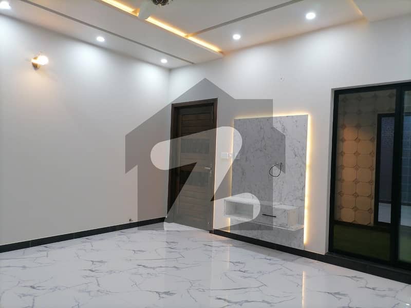 سوساں روڈ فیصل آباد میں 4 کمروں کا 10 مرلہ مکان 3 کروڑ میں برائے فروخت۔