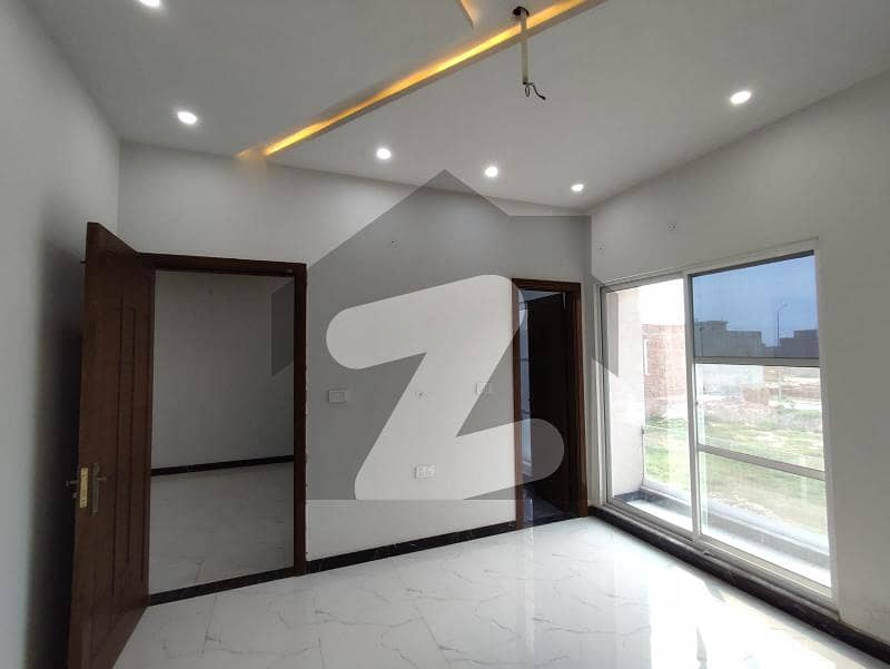ماڈل سٹی رائل ولاز لوئر کینال روڈ فیصل آباد میں 3 کمروں کا 4 مرلہ مکان 1.2 کروڑ میں برائے فروخت۔