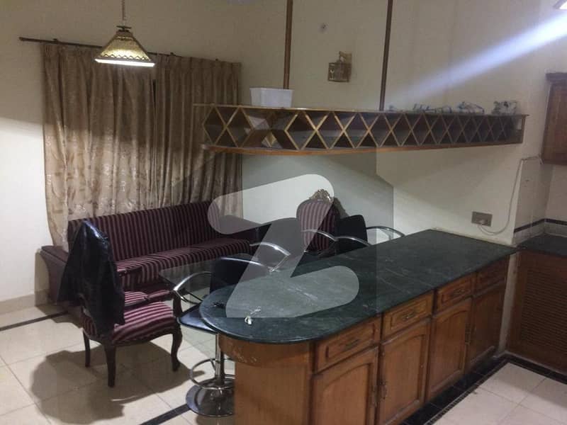 سرور روڈ کینٹ لاہور میں 3 کمروں کا 8 مرلہ مکان 3.5 کروڑ میں برائے فروخت۔