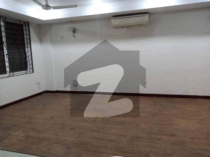 ایف ۔ 11 مرکز ایف ۔ 11 اسلام آباد میں 3 کمروں کا 9 مرلہ فلیٹ 4.25 کروڑ میں برائے فروخت۔