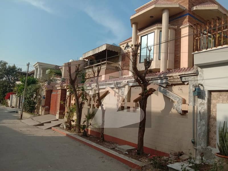 خیابانِ کالونی فیصل آباد میں 3 کمروں کا 14 مرلہ مکان 3.5 کروڑ میں برائے فروخت۔
