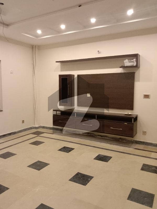 Gulberg 3 Fully Furnished Vip Room Shearing And Full Room Available For Rent