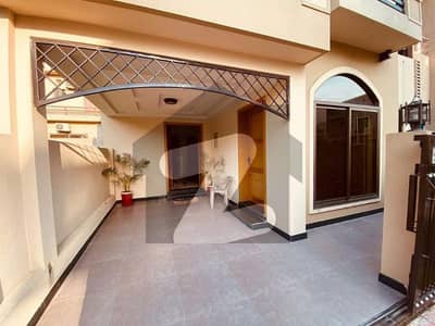بحریہ ٹاؤن سیکٹر B بحریہ ٹاؤن لاہور میں 3 کمروں کا 5 مرلہ مکان 2.3 کروڑ میں برائے فروخت۔