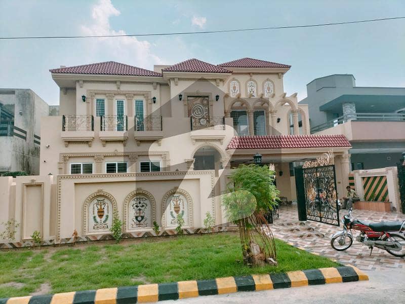 ویلینشیاء ہاؤسنگ سوسائٹی لاہور میں 7 کمروں کا 1 کنال مکان 7.2 کروڑ میں برائے فروخت۔