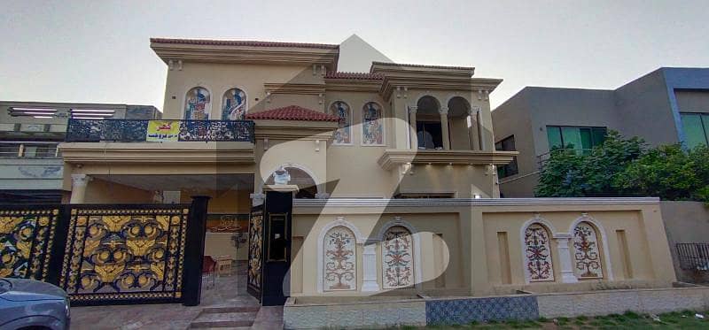 ویلینشیاء ہاؤسنگ سوسائٹی لاہور میں 7 کمروں کا 1 کنال مکان 7.5 کروڑ میں برائے فروخت۔