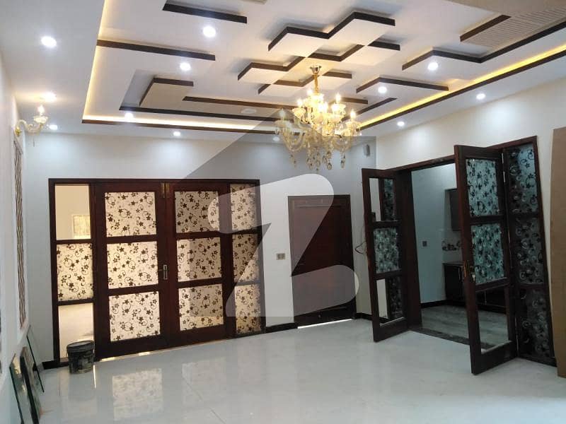 آرکیٹیکٹس انجنیئرز ہاؤسنگ سوسائٹی لاہور میں 5 کمروں کا 10 مرلہ مکان 3.3 کروڑ میں برائے فروخت۔