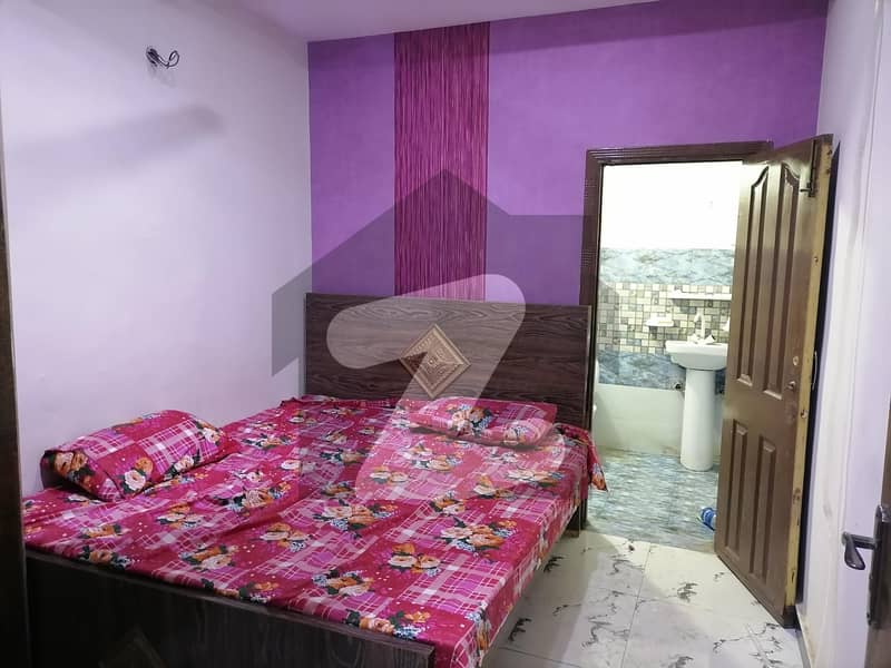 فیصل ٹاؤن لاہور میں 1 کمرے کا 1 مرلہ کمرہ 12 ہزار میں کرایہ پر دستیاب ہے۔