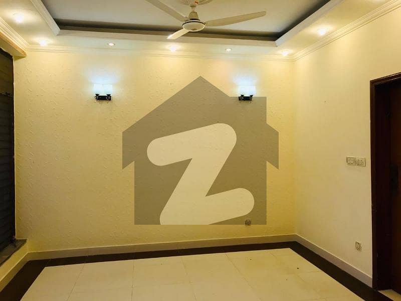 ڈی ایچ اے فیز 1 ڈیفنس (ڈی ایچ اے) لاہور میں 4 کمروں کا 10 مرلہ مکان 1 لاکھ میں کرایہ پر دستیاب ہے۔