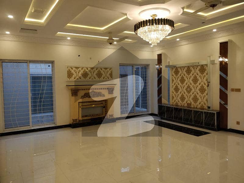 ویلینشیاء ہاؤسنگ سوسائٹی لاہور میں 5 کمروں کا 1 کنال مکان 7 کروڑ میں برائے فروخت۔