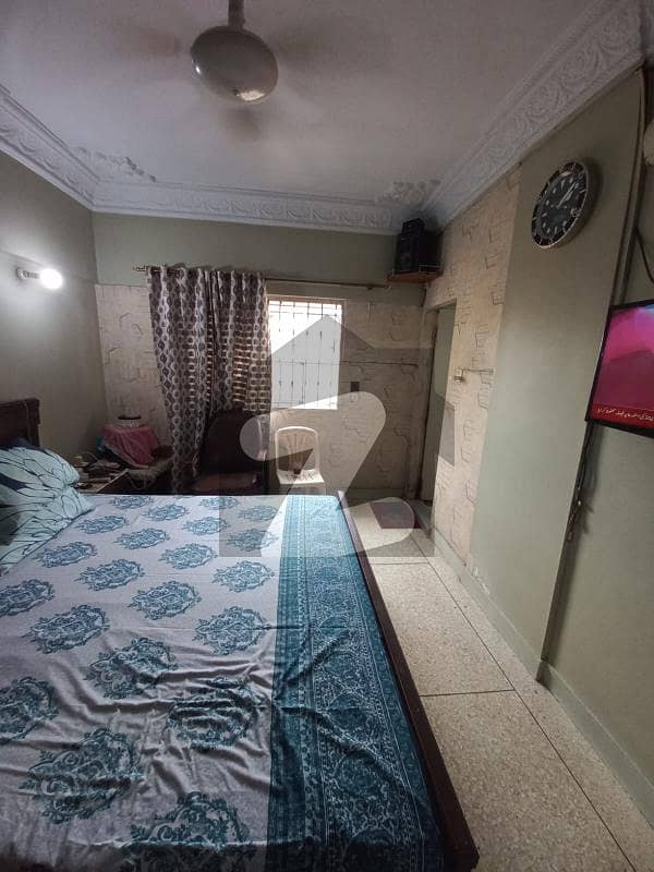 کھارادر صدر ٹاؤن کراچی میں 2 کمروں کا 4 مرلہ فلیٹ 75 لاکھ میں برائے فروخت۔