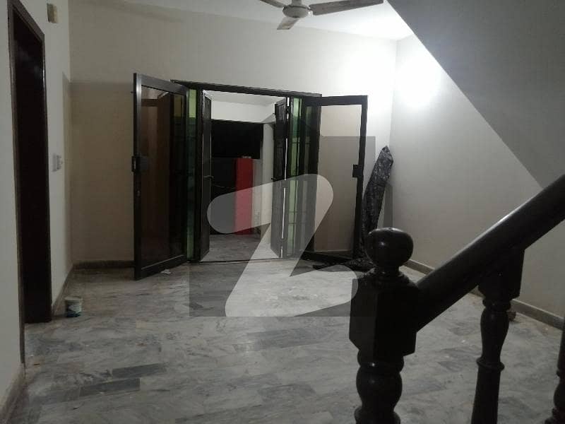 رابعہ بنگلوز روڈ راولپنڈی میں 3 کمروں کا 7 مرلہ مکان 2 کروڑ میں برائے فروخت۔
