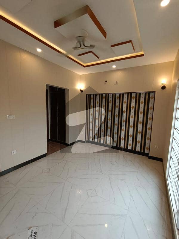 بحریہ آرچرڈ فیز 2 بحریہ آرچرڈ لاہور میں 5 کمروں کا 10 مرلہ مکان 90 ہزار میں کرایہ پر دستیاب ہے۔