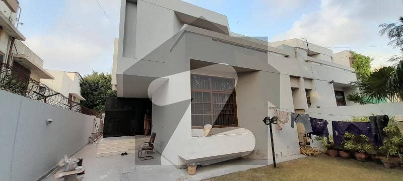 شہید ملت روڈ کراچی میں 4 کمروں کا 12 مرلہ مکان 2.5 لاکھ میں کرایہ پر دستیاب ہے۔