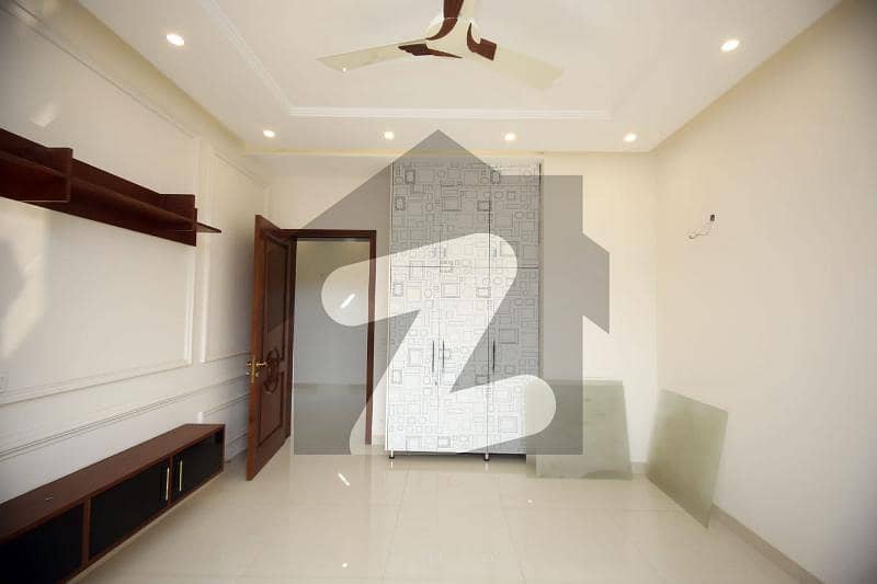 ڈی ایچ اے فیز 8 ڈیفنس (ڈی ایچ اے) لاہور میں 3 کمروں کا 1 کنال بالائی پورشن 98 ہزار میں کرایہ پر دستیاب ہے۔