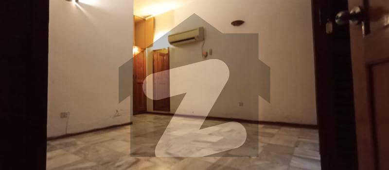 سرور روڈ کینٹ لاہور میں 4 کمروں کا 18 مرلہ مکان 2.5 لاکھ میں کرایہ پر دستیاب ہے۔