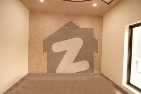 خیابان کالونی 3 فیصل آباد میں 5 کمروں کا 10 مرلہ مکان 2.1 کروڑ میں برائے فروخت۔