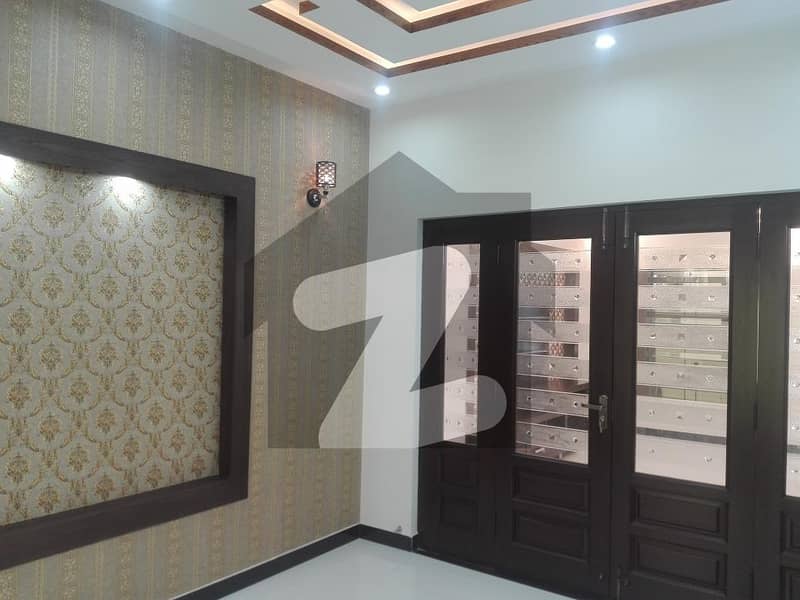 طارق گارڈنز ۔ بلاک ای طارق گارڈنز لاہور میں 5 کمروں کا 10 مرلہ مکان 3 کروڑ میں برائے فروخت۔