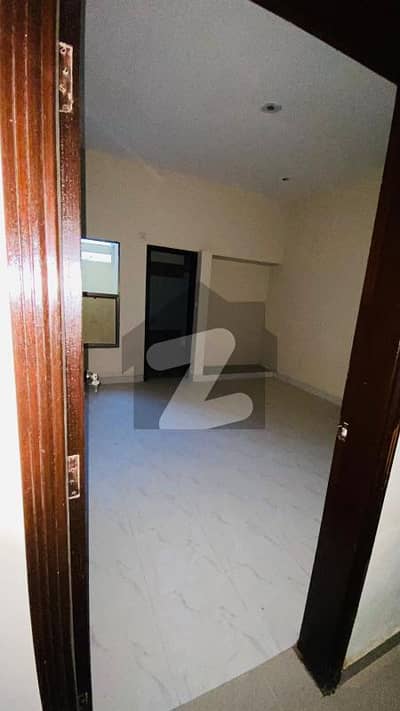 یونیورسٹی روڈ کراچی میں 5 کمروں کا 5 مرلہ فلیٹ 1.3 کروڑ میں برائے فروخت۔