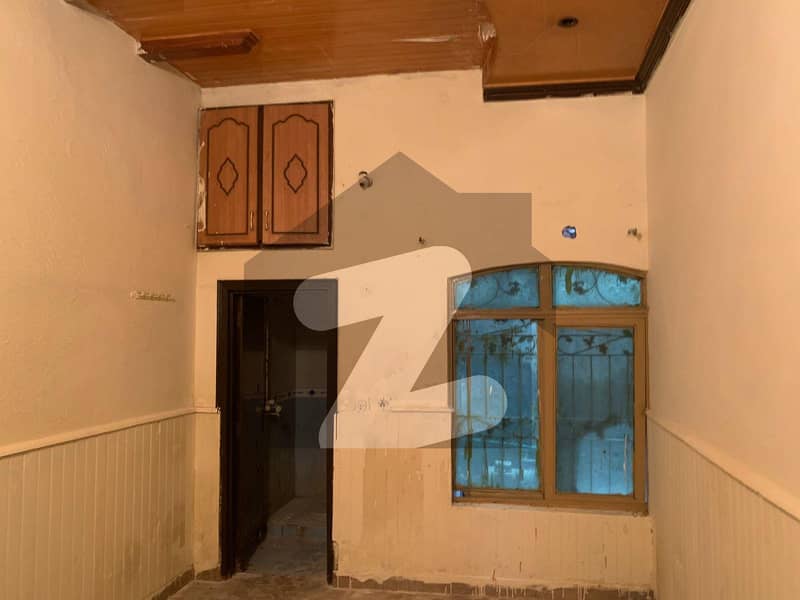 Marghzar Officers Colony 675 Square Feet House Up For Rent