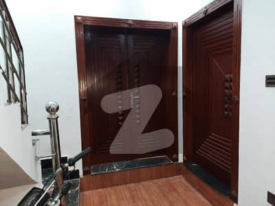 ایڈن بولیوارڈ ہاؤسنگ سکیم کالج روڈ لاہور میں 5 کمروں کا 5 مرلہ مکان 1.45 کروڑ میں برائے فروخت۔