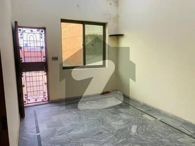 کوٹ عبدالمالک شیخوپورہ میں 5 کمروں کا 4 مرلہ مکان 24 ہزار میں کرایہ پر دستیاب ہے۔
