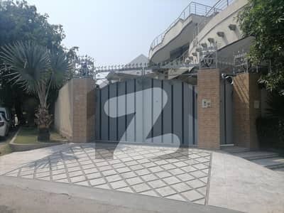 2 Kanal Vip House Available For Sale In Hayatabad Phase 2 H2 Street 1 (build By Owner)