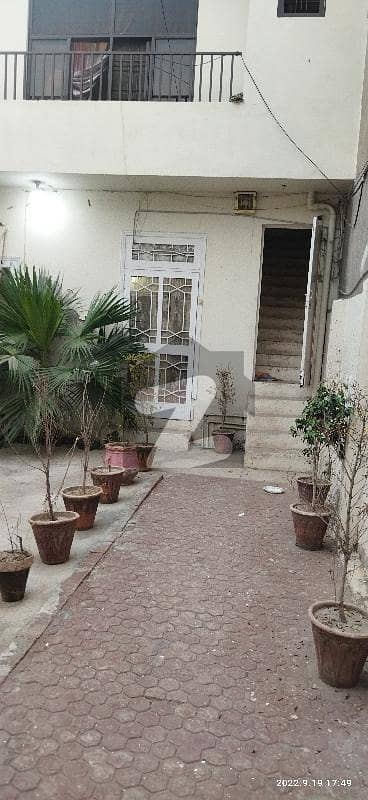 یو ایم ٹی روڈ یو ایم ٹی سوسائٹی لاہور میں 5 کمروں کا 10 مرلہ مکان 4.5 کروڑ میں برائے فروخت۔
