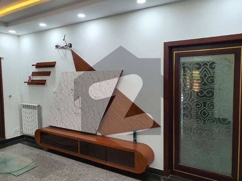 بحریہ ٹاؤن سیکٹر B بحریہ ٹاؤن لاہور میں 5 کمروں کا 1.6 کنال مکان 3.3 لاکھ میں کرایہ پر دستیاب ہے۔