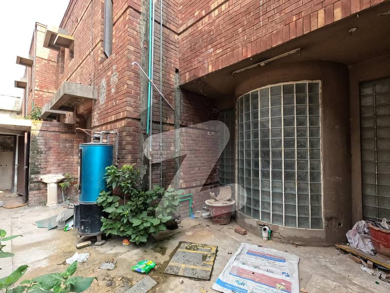 Corner Building In Johar Town Phase 2 - Block G3 Lahore