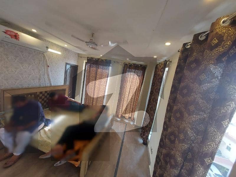 بحریہ ٹاؤن سیکٹر سی بحریہ ٹاؤن لاہور میں 1 کمرے کا 2 مرلہ فلیٹ 46 لاکھ میں برائے فروخت۔