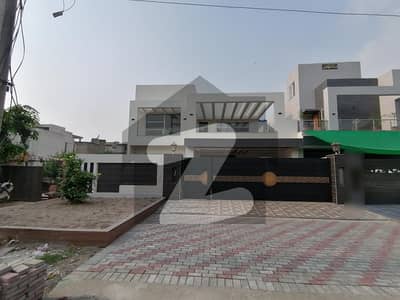 جوہر ٹاؤن لاہور میں 5 کمروں کا 1 کنال مکان 8.9 کروڑ میں برائے فروخت۔