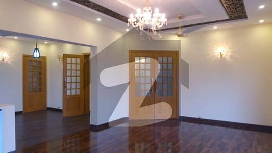 ائیر لائن ہاؤسنگ سوسائٹی لاہور میں 5 کمروں کا 1 کنال مکان 6 کروڑ میں برائے فروخت۔